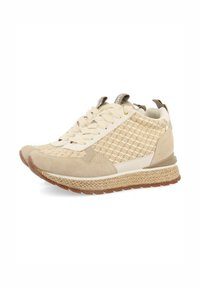 Zapatillas deportivas beige con parte superior de malla, acentos de ante, suela gruesa de tejido y cordones en contraste. Presenta un talón reforzado y detalle del logo.