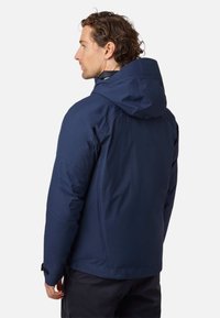 Giacca isolante blu navy con cappuccio, caratterizzata da una texture liscia e polsini elastici. Include una zip e un dettaglio di ventilazione sul retro.
