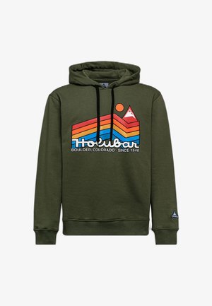 Sweat à capuche vert olive avec un graphisme frontal en rayures rouges, bleues et orange, mettant en avant une icône de soleil et de montagne, cordon de serrage et poignets côtelés.