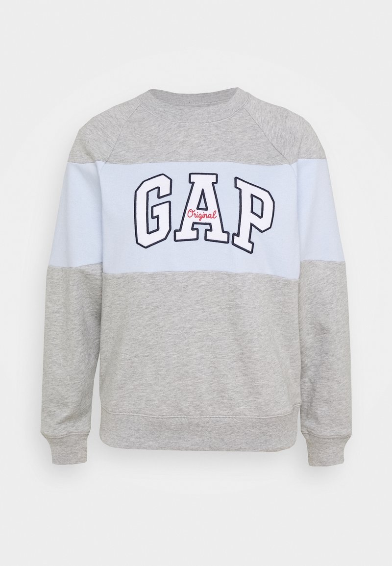 Grå sweatshirt med ljusblå horisontell rand och "GAP Original"-logotyp i fet marinblå och röd text. Mjuk textur, rund halsringning och ribbade ärmslut.
