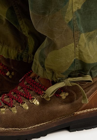 Polo Ralph Lauren BEACHCOMBER RELAXED CAMO CARGO PANT - Hlačami s stranskimi žepi - paint stroke