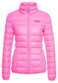 Rosa puffjacka med hög krage, quiltad textur, två sidofickor, hel dragkedja och svart EA7-logotyp på bröstet. Lättviktsdesign.