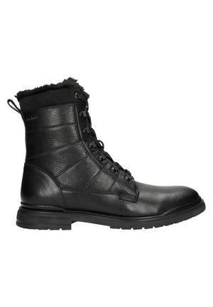 Bottes de combat en cuir noir avec finition texturée, col en fourrure et œillets en métal. Elle présente une semelle robuste et un design à lacets.