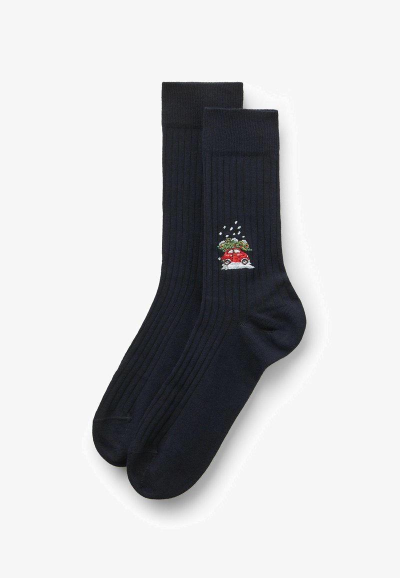 Marineblå ribbede strømper med en broderet design af en rød bil med et juletræ og gaver på taget, med subtile snefaldsdetaljer.