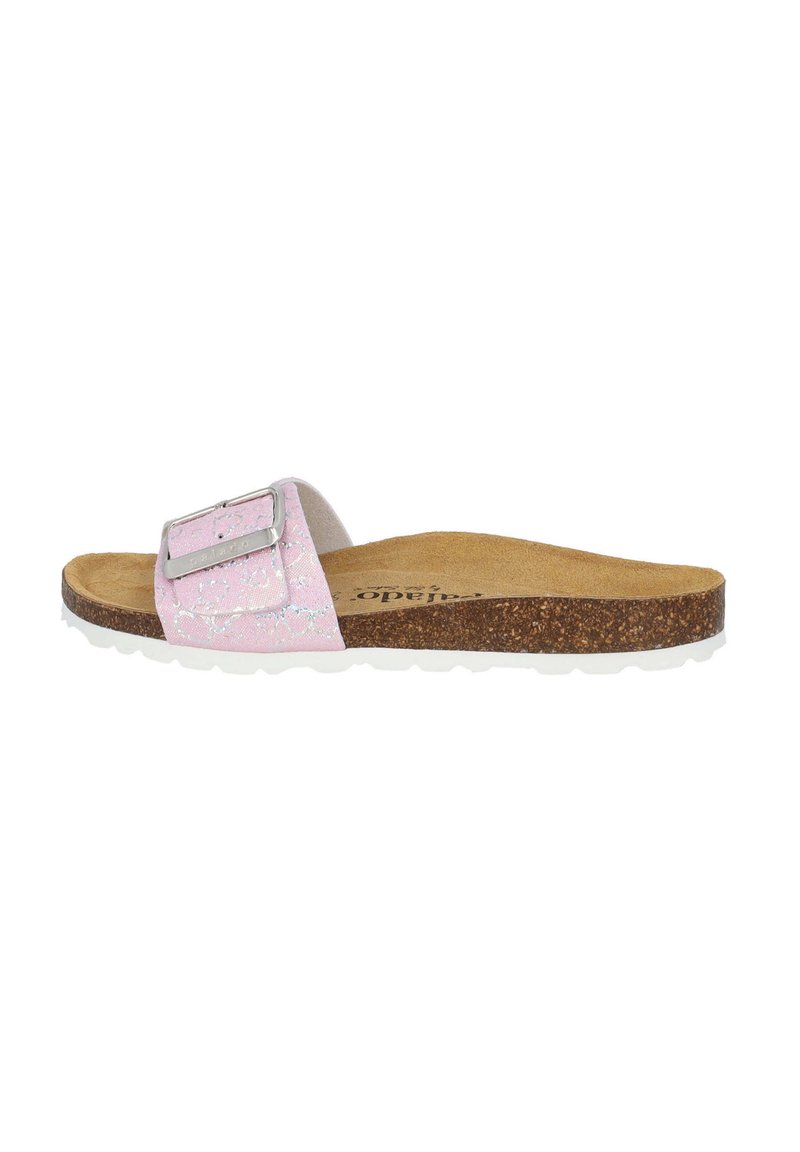 Slide sandaal met een roze glittersband, zilveren gesp, kurken voetbed en witte textuurzool, met een plat ontwerp en open teen.