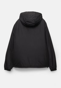 Geacă neagră, căptușită, cu glugă, având mansete elastice și o textură netedă. Design simplu, fără închideri sau modele vizibile.