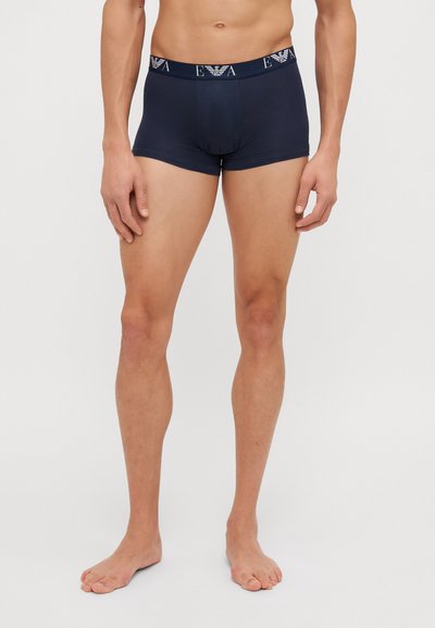 Mørkeblå herreboxershorts med en tætsiddende pasform, lavet af blødt stof. Har en mærket elastisk linning med kontrastfarvet skrift.