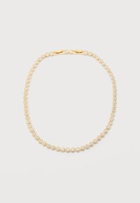 Χρυσό κολιέ με στρογγυλούς κρίκους, καθένας με ένα κεντρικό διαφανές πολύτιμο λίθο περιτριγυρισμένο από μικρότερους λίθους, σε λευκό φόντο.