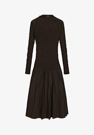 Långärmad brun klänning med en texturerad bodice och en figursydd midja, som övergår i en plisserad utsvängd kjol. Rund halsringning, utan synlig hårdvara.