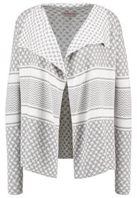 Szary i biały kardigan w wzory z opadającym kołnierzem, otwartym przodem, długimi rękawami oraz teksturowanym splotem z paskami i geometrycznymi kształtami.