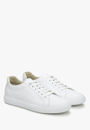Trainers - white