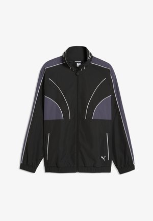Zwarte Puma trainingsjas met grijze panelen, witte biezen, volledige ritssluiting, elastische boorden en zoom, en Puma-logo aan de onderkant voorkant.