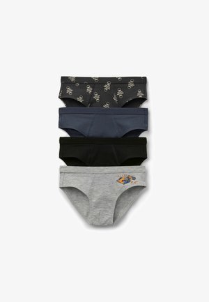Quatre slips pour garçons en noir avec motif skate, unis marine, unis noir, et gris avec un motif voiture de course sur le devant à gauche.