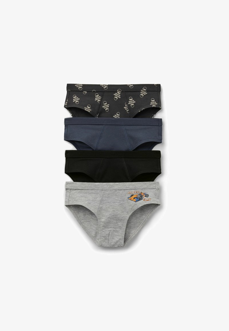 Quatre slips pour garçons en noir avec motif skate, unis marine, unis noir, et gris avec un motif voiture de course sur le devant à gauche.