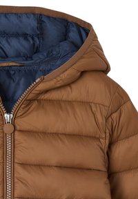 Braune gesteppte Jacke mit dunkelblauem gepolstertem Innenfutter, Kapuze und Reißverschluss vorne mit einem braunen runden Zugband.