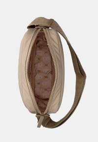 Borsa ovale beige con tessuto testurizzato e chiusura con zip. L'interno presenta un motivo a logo stampato. Include una tracolla intrecciata per il trasporto.