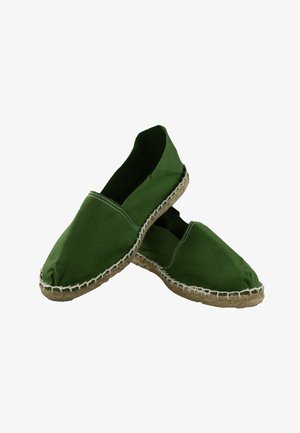 Espadrilles en toile verte avec une semelle en jute naturel, présentant des coutures blanches le long du bord, un bout arrondi et un design à enfiler.
