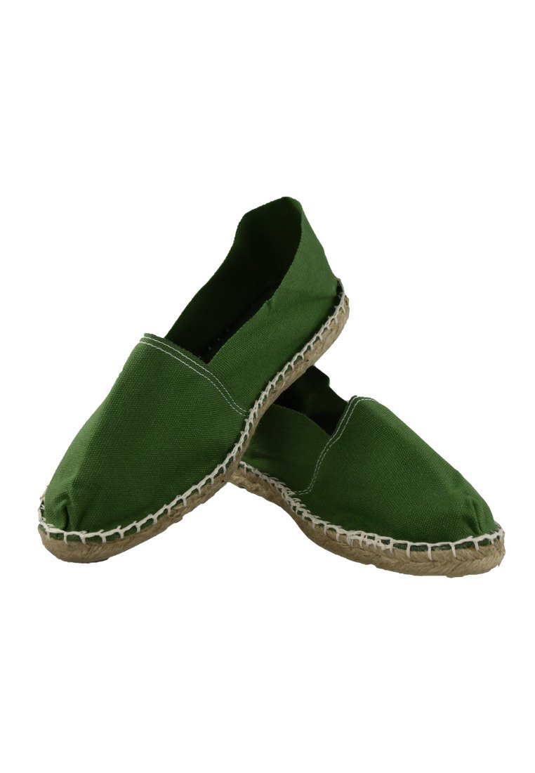 Espadrilles en toile verte avec une semelle en jute naturel, présentant des coutures blanches le long du bord, un bout arrondi et un design à enfiler.