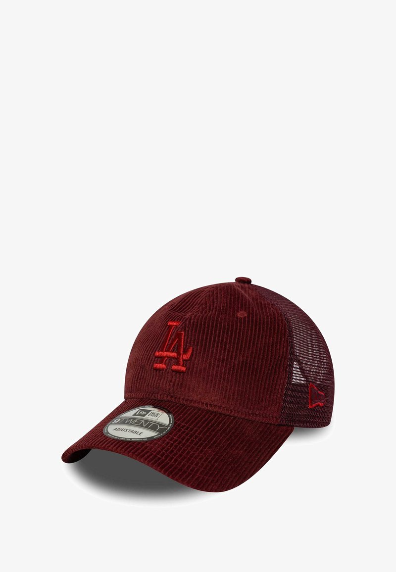 Gorra de béisbol de pana burdeos con un logo LA rojo bordado, parte trasera de malla y visera curvada. Correa ajustable en la parte posterior.