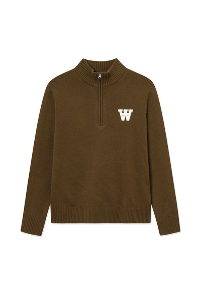 Pull en tricot marron avec un col montant côtelé et une fermeture éclair quart ; arbore un logo blanc en forme de lettre "W" sur la poitrine gauche.