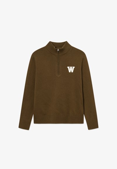 Pull en tricot marron avec un col montant côtelé et une fermeture éclair quart ; arbore un logo blanc en forme de lettre "W" sur la poitrine gauche.