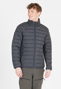 Polstret jakke i mørkegrå, med horisontal quiltet design, høj krave, lynlås i fuld længde og elastiske manchetter. Letvægtsmateriale.