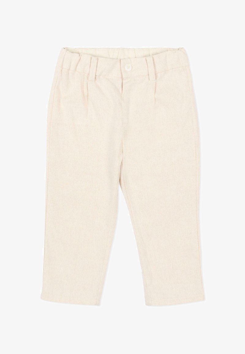 Beige peuterbroek met elastische tailleband, riemlussen, knoop aan de voorkant en geen zichtbare zakken, plat gelegd op een witte achtergrond.