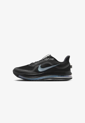 Baskets de sport noires avec dessus en mesh, logo Nike bleu et argent, semelle à coussin d'air visible et fermeture à lacets sur fond blanc.
