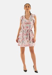 Abito floreale rosa con maniche a volant, motivo a pois e cintura annodata. Realizzato in tessuto leggero, design fino al ginocchio.