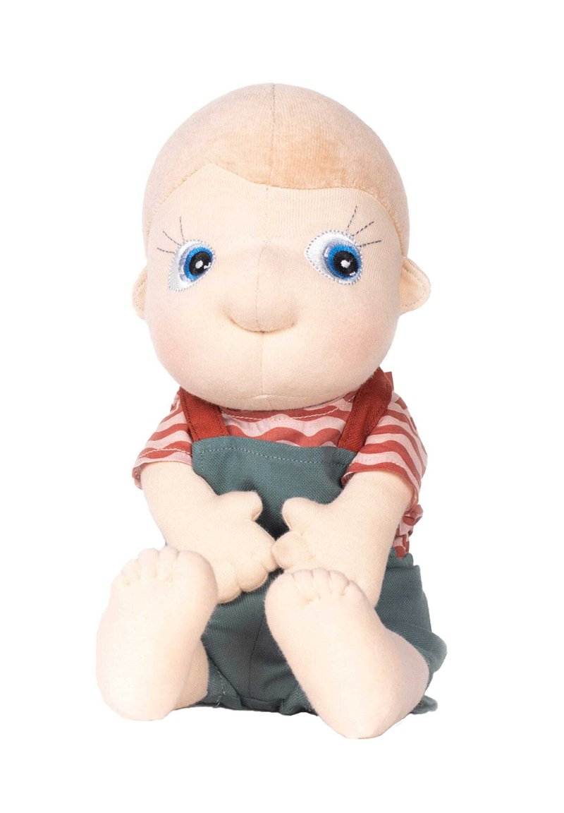 Miękka lalka z okrągłą głową, jasną skórą, niebieskimi oczami, pasiastą koszulą, zielonymi ogrodniczkami i przegubowymi kończynami, siedząca boso.