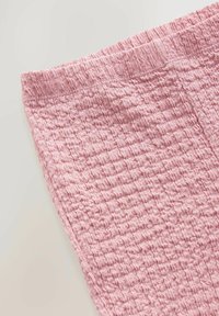 Rosa Textil mit einer gewellten Struktur, ausgestattet mit einem elastischen Bündchen. Das Material wirkt leicht und atmungsaktiv.
