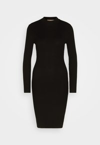 Robe noire en maille côtelée avec manches longues et col montant, silhouette cintrée, ourlet à la hauteur du genou sur fond blanc uni.