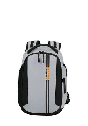 Grauer Rucksack mit schwarzen Akzenten, der eine aerodynamische Form aufweist, Doppelte Zipper und horizontale Streifen hat. Hergestellt aus strapazierfähigem Stoff, inklusive verstellbarer Riemen.