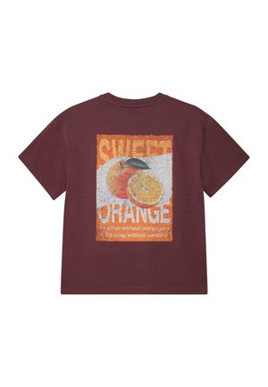Bordeauxrood T-shirt met korte mouwen en een afbeelding van een hele en gesneden sinaasappel, met de tekst "SWEET ORANGE" en "Ontbijt zonder sinaasappelsap is als een dag zonder zonneschijn."