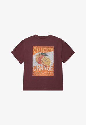 Dunkelrotes T-Shirt mit kurzen Ärmeln und einer Grafik einer ganzen und einer geschnittenen Orange, der Text lautet "SWEET ORANGE" und "Frühstück ohne Orangensaft ist wie ein Tag ohne Sonnenschein."