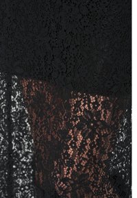 Sort blonderkjole med indviklede blomsterpattern og varierede teksturer, med et lagdelt design, der afslører en gennemsigtig nederste del.