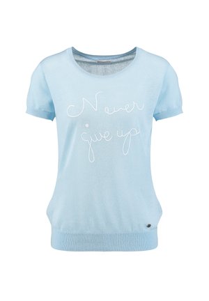 Hellblauer Kurzarmpullover mit rundem Halsausschnitt und weißem, kursivem Text "Never give up" auf der Vorderseite.
