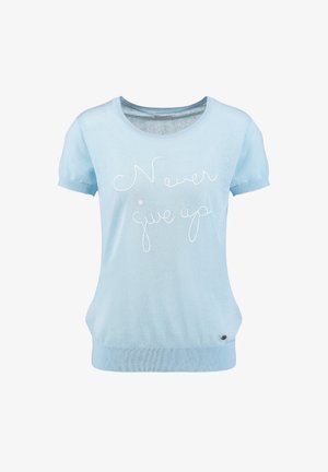 Hellblauer Kurzarmpullover mit rundem Halsausschnitt und weißem, kursivem Text "Never give up" auf der Vorderseite.