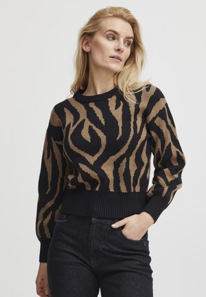 Pull en tricot rayé marron et noir avec un col rond et un ourlet côtelé. Il présente des motifs de zèbre audacieux et contrastés sur le corps et les manches.