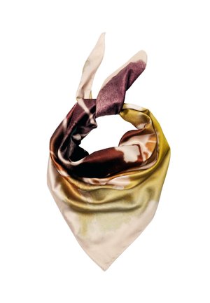 Jedwabny szalik z abstrakcyjnym wzorem w beżowych, brązowych, fioletowych i żółtych odcieniach, luźno związany z dwoma końcami wystającymi do góry.