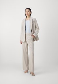 DKNY HIGH WAIST FLARE PANT - Auduma bikses - pebble