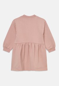 Abito rosa a maniche lunghe realizzato in tessuto morbido, con scollatura rotonda, vita arricciata e gonna leggermente svasata. Polsi e scollatura a coste.