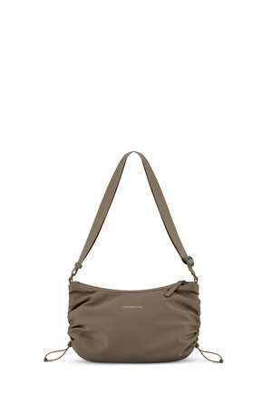 Bruine schoudertas van Kapten & Son met verstelbare riem, voorrits en zijkanten met trekkoord op een witte achtergrond.