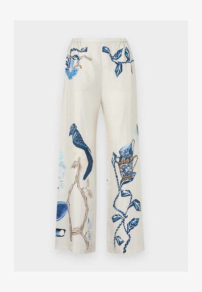 Pantalon crème à jambes larges avec imprimés botaniques et oiseaux bleus, comprenant des branches, des fleurs et un oiseau détaillé perché sur une branche.
