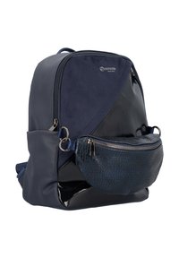 Sac à dos bleu marine en matériaux mixtes, présentant une finition texturée, un accent brillant et une petite poche avant zippée avec un motif reptile.