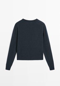 Pull en tricot bleu marine foncé à manches longues avec col rond, poignets et ourlet côtelés, vu de dos sur fond blanc.
