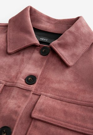 Veste en suédine rose poussière avec un col rabattu, deux poches avant et des boutons noirs. Surface texturée avec une finition douce.