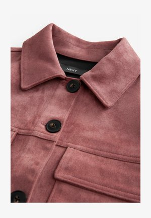 Faux-Suede-Jacke in staubigem Rosé mit einem breiten Kragen, zwei Fronttaschen und schwarzen Knöpfen. Texturierte Oberfläche mit einer weichen Haptik.