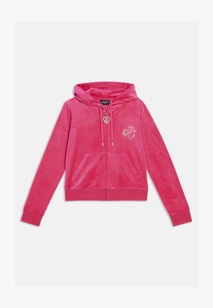 Roze fluwelen hoodie met rits, voorzien van een hartvormige ritstrekker, voorzakken en een decoratieve logo met versieringen op de borst.