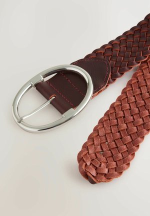Cinturón de cuero trenzado en marrón rojizo con una hebilla redonda de plata. Presenta una textura suave y un diseño trenzado intrincado.